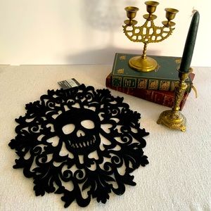 NWT Pair of Skull Medallion Decor